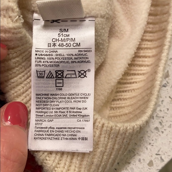 Baby Gap Knit Hat with Pom Pom detail - Picture 7 of 7